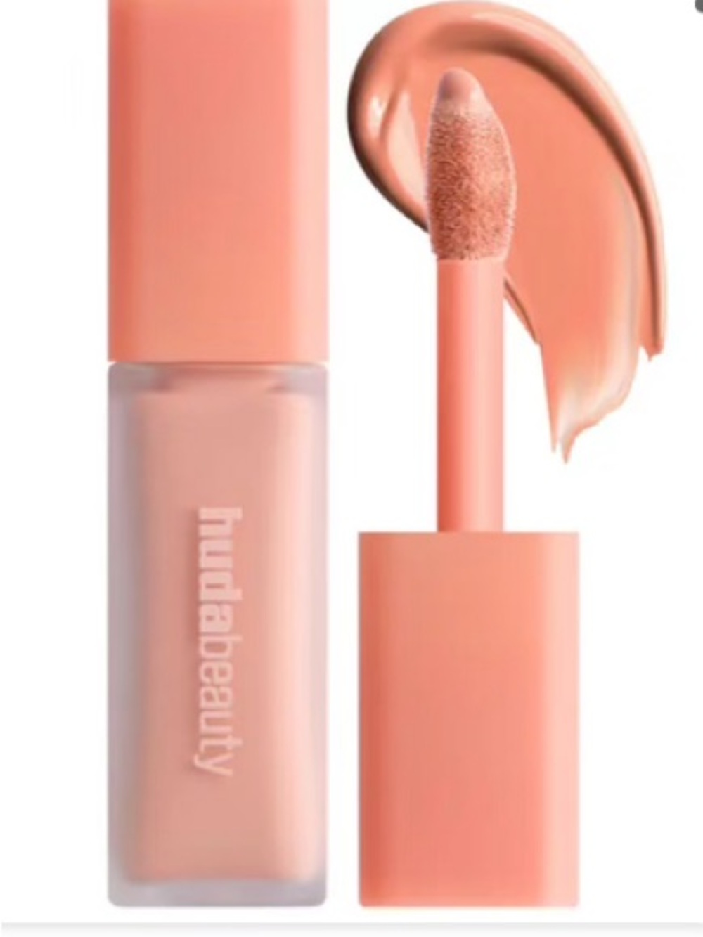 HUDA BEAUTY Nude Peach Concealer - Soft Peach Tone